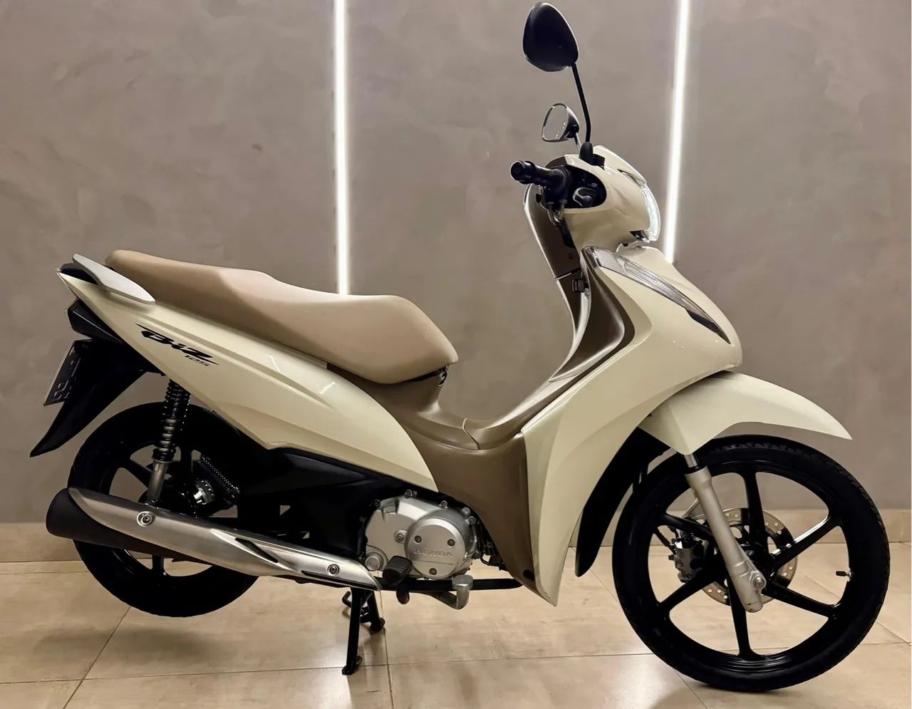 Honda Biz ex 125 branco pérola caramelo  - Foto 4