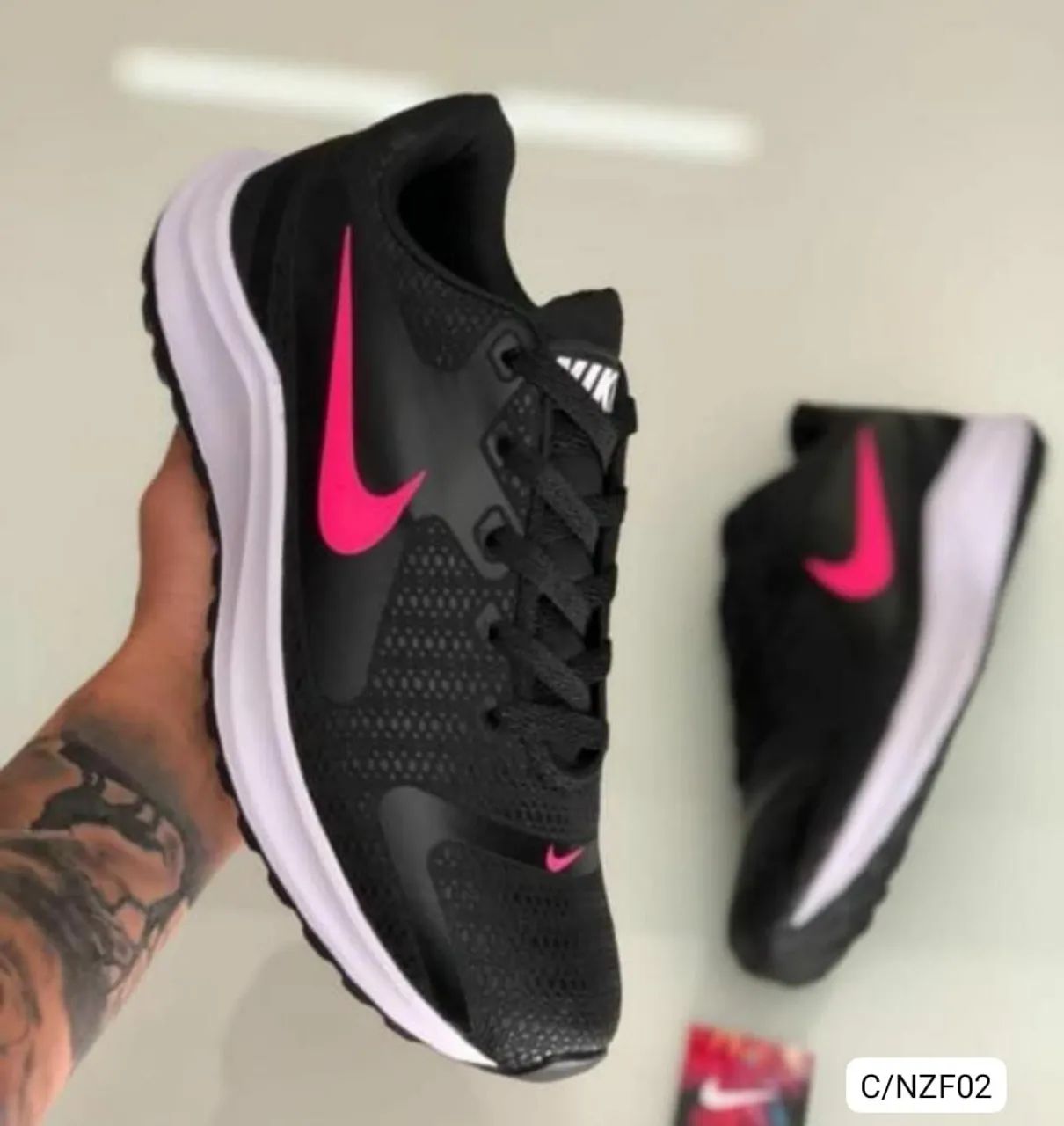 Tênis Nike Preto com Detalhes Rosa