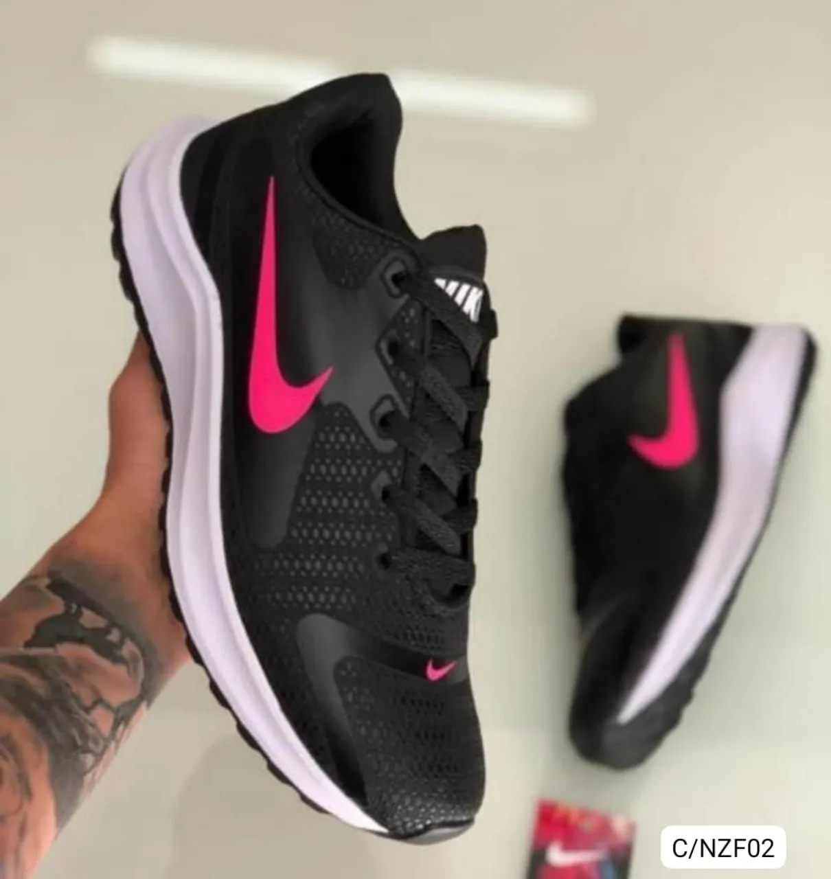 Tênis Nike Preto com Detalhes Rosa