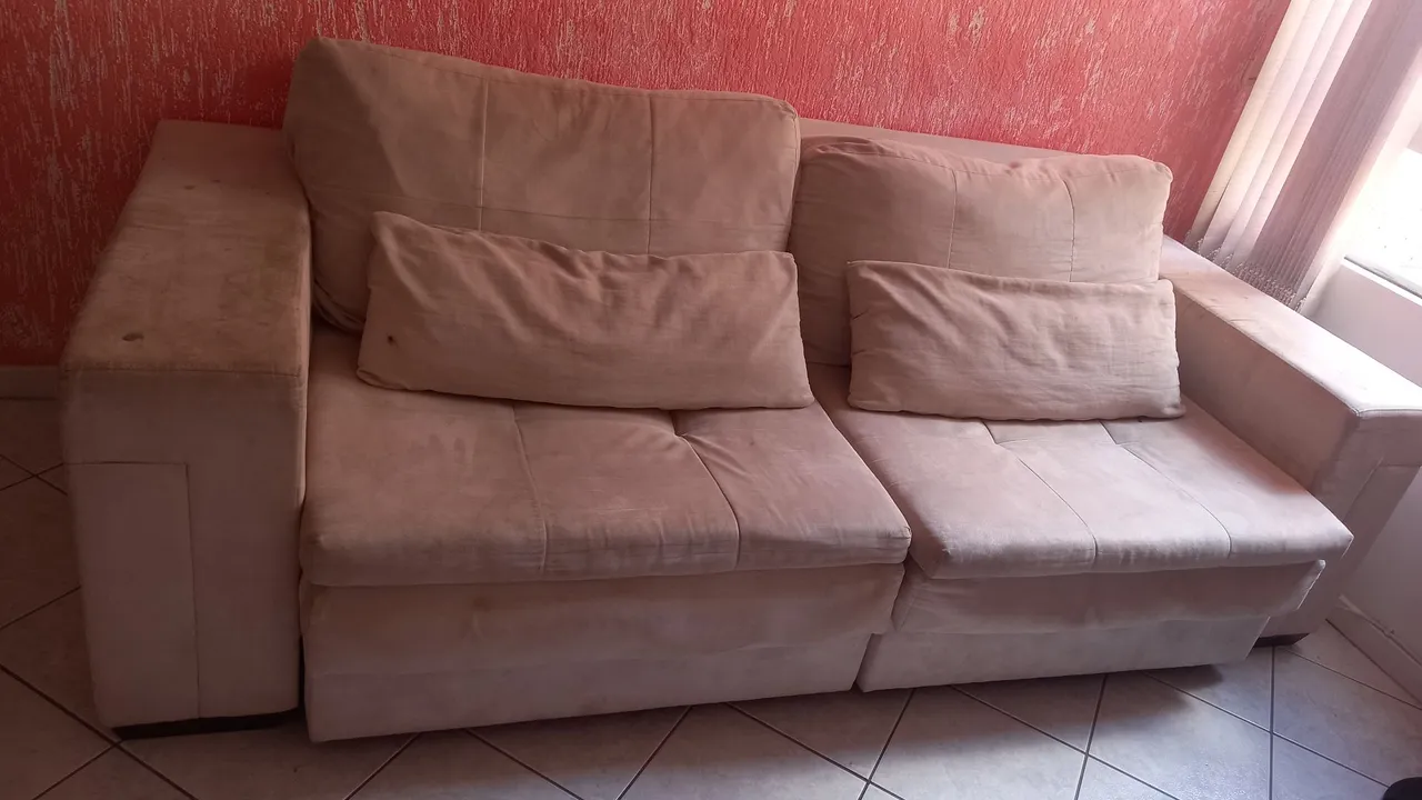 Sofá 2 lugares em tecido bege