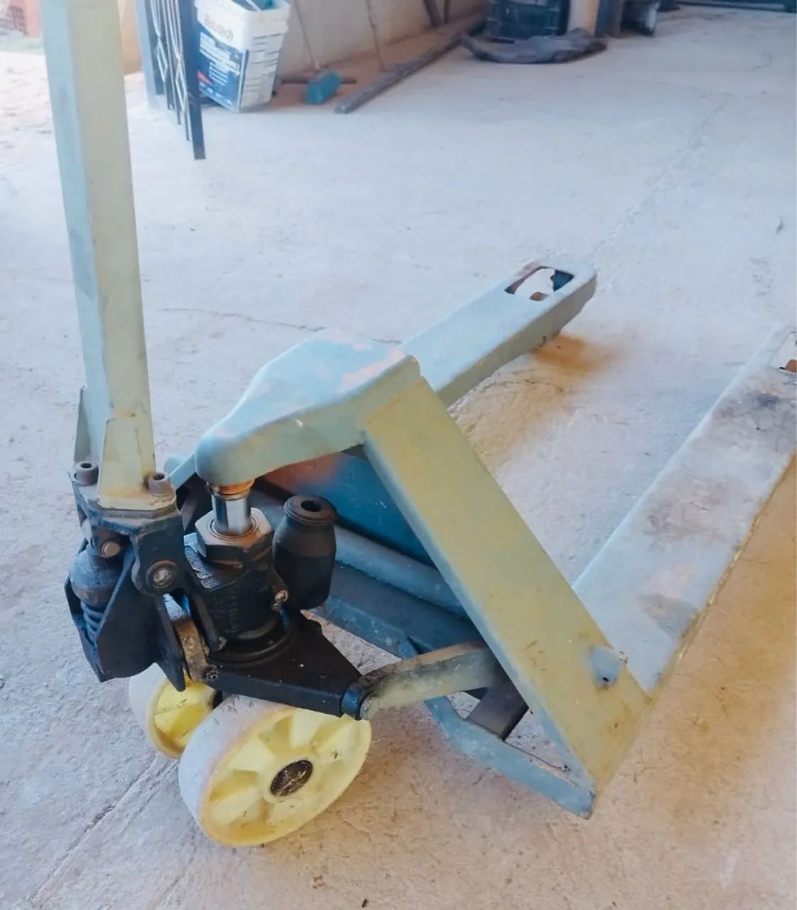 Vendo ESTANTES, PALETEIRA, CARRINHO DE CARGA e TAMBOR de 200l - Foto 3