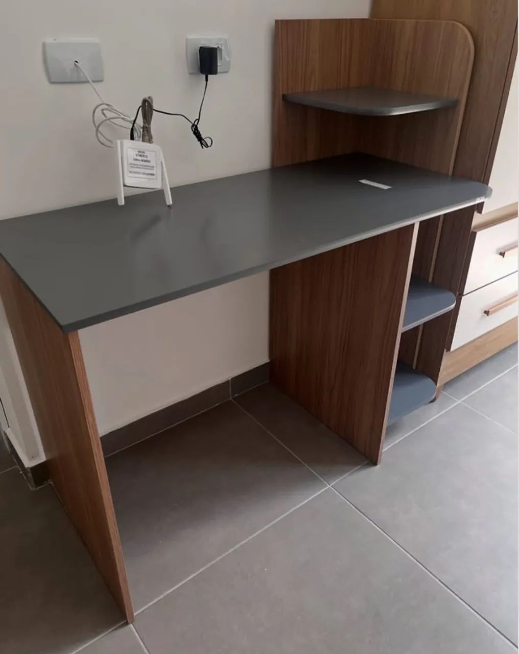 Promoção Mesa Escrivaninha com Prateleira - 31/10/25  