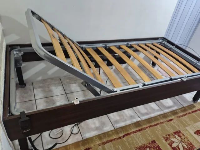 CAMA BIVOLT COM ENCOSTO E PÉS COM ELEVAÇÃO 