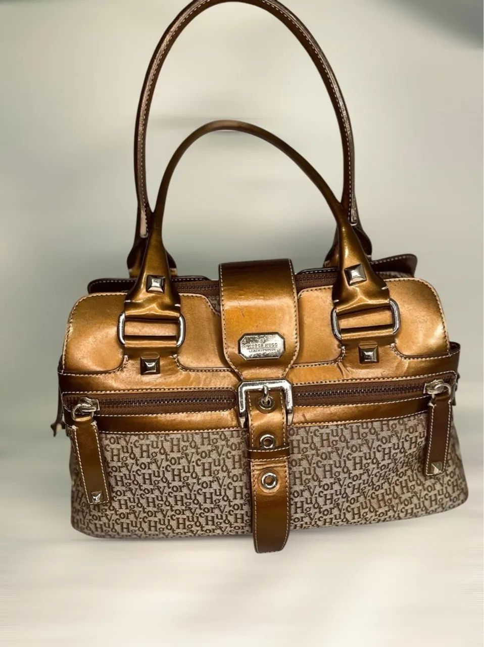 Bolsa Victor Hugo Original - Monograma Clássico e Couro Metalizado - Foto 4