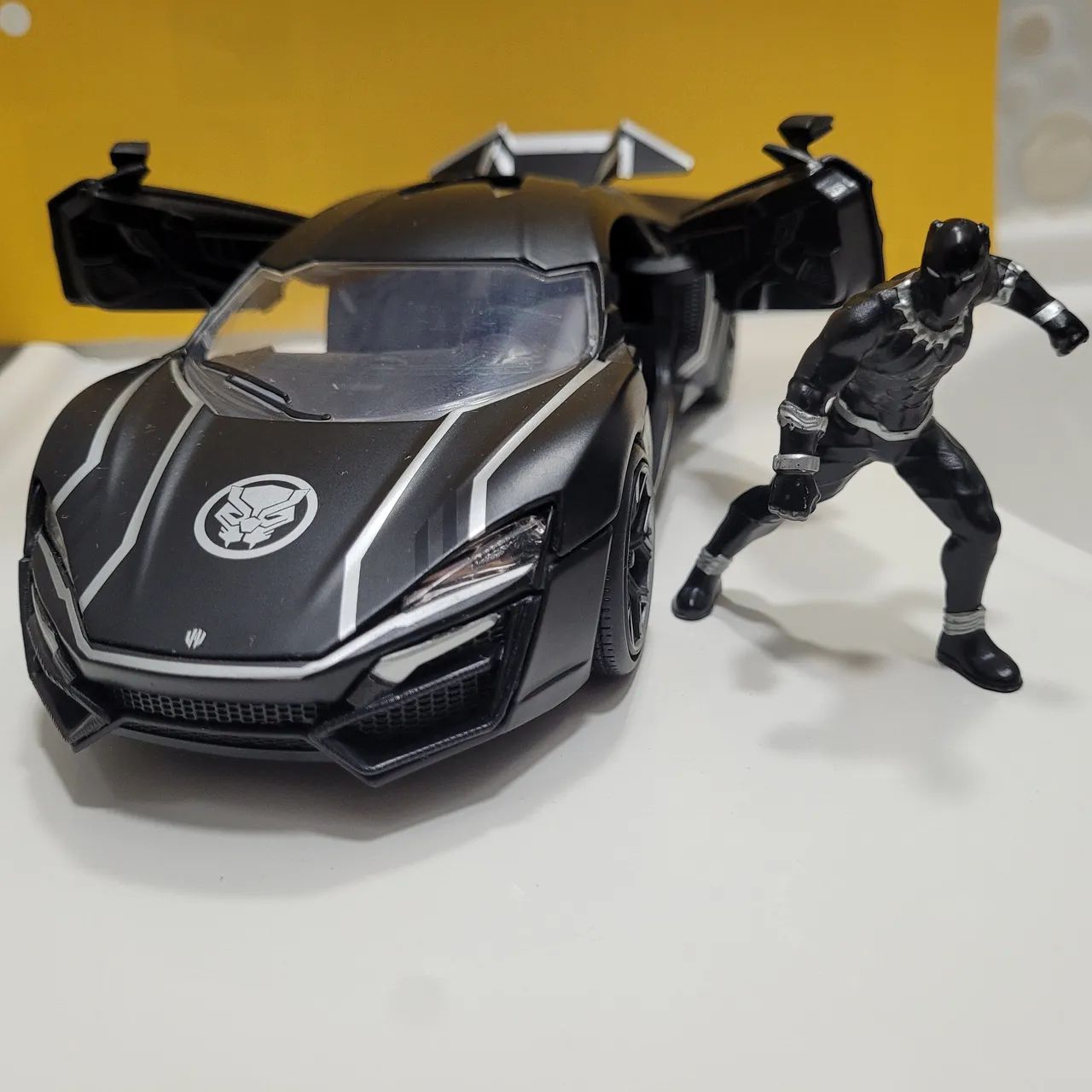 Miniatura carro pantera negra lykan
