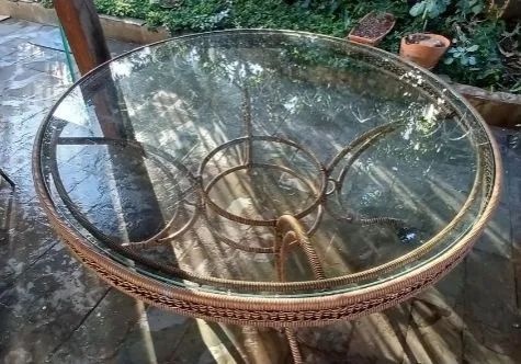 Mesa de centro redonda com estrutura em Vime