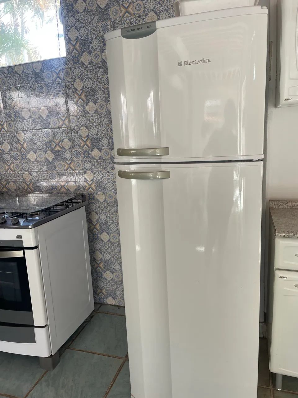 Vendo geladeira frost free 348 litros - Foto 3