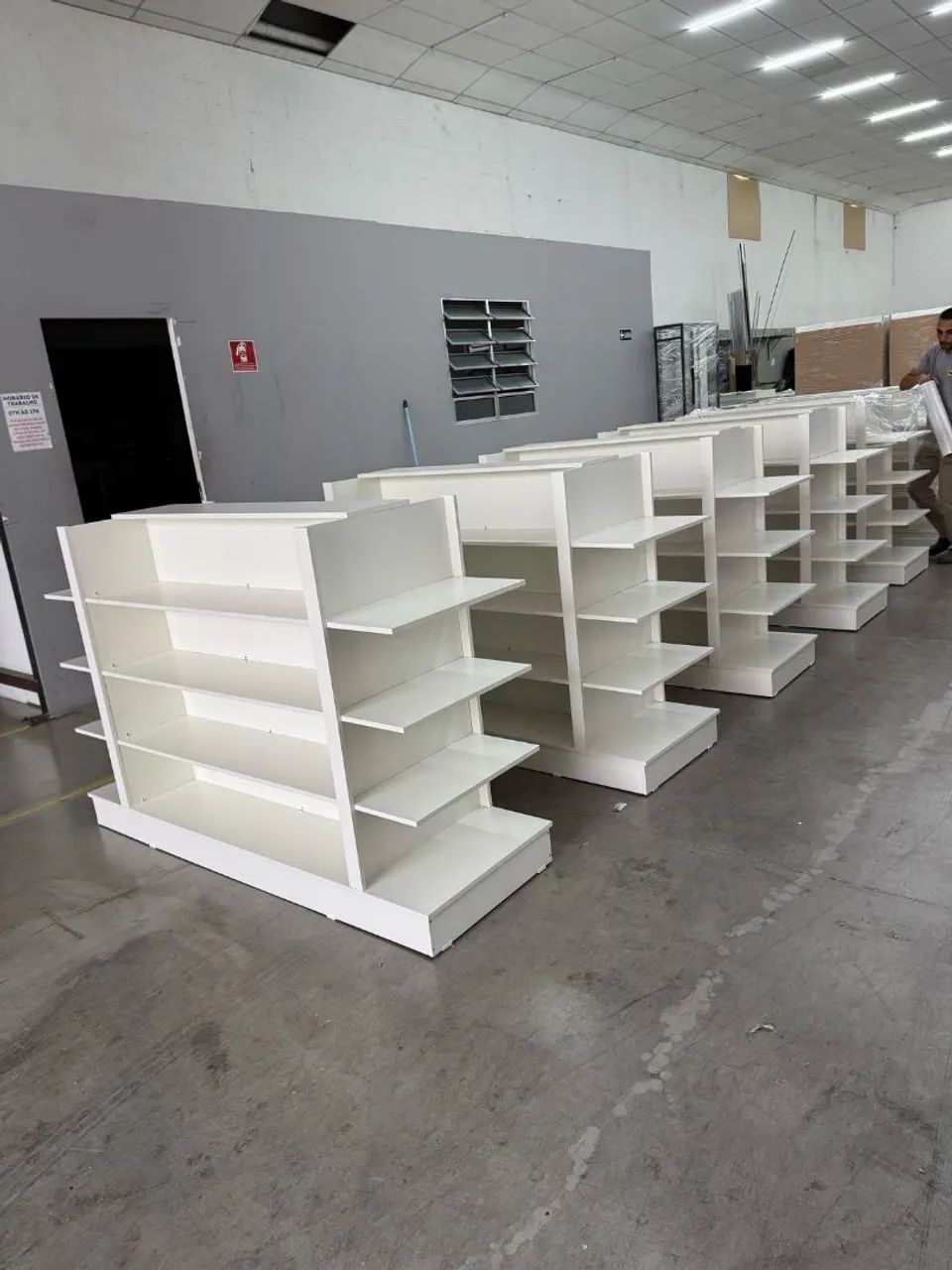 Gôndolas para loja de varejo