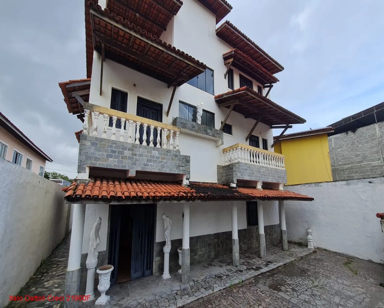 Excelente prédio comercial, terreno de 600m², varanda, vários ambientes - Imbuí, Salvador,