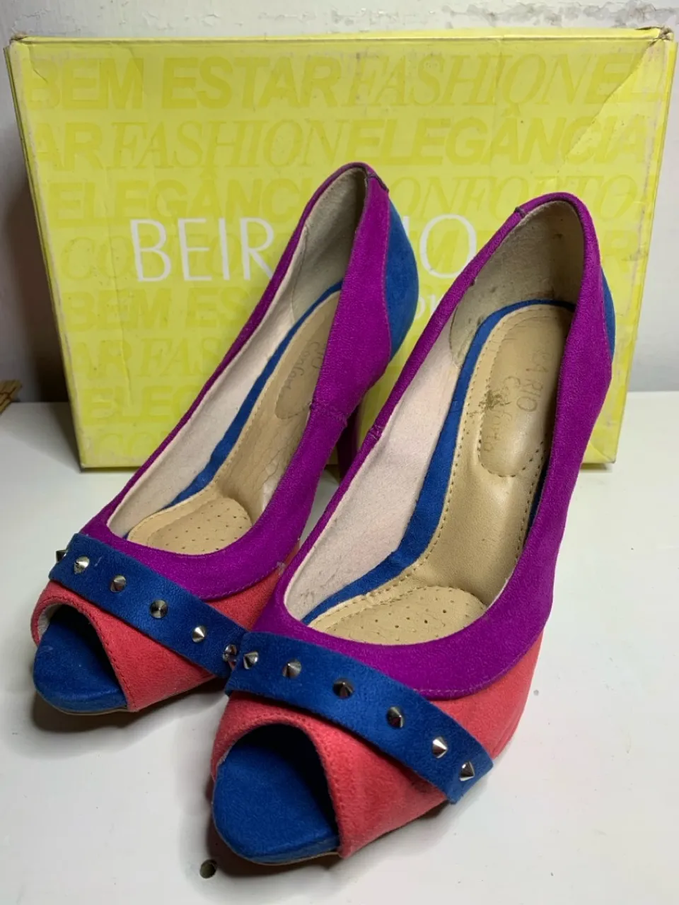 Sandália Peep Toe Colorida com Detalhes
