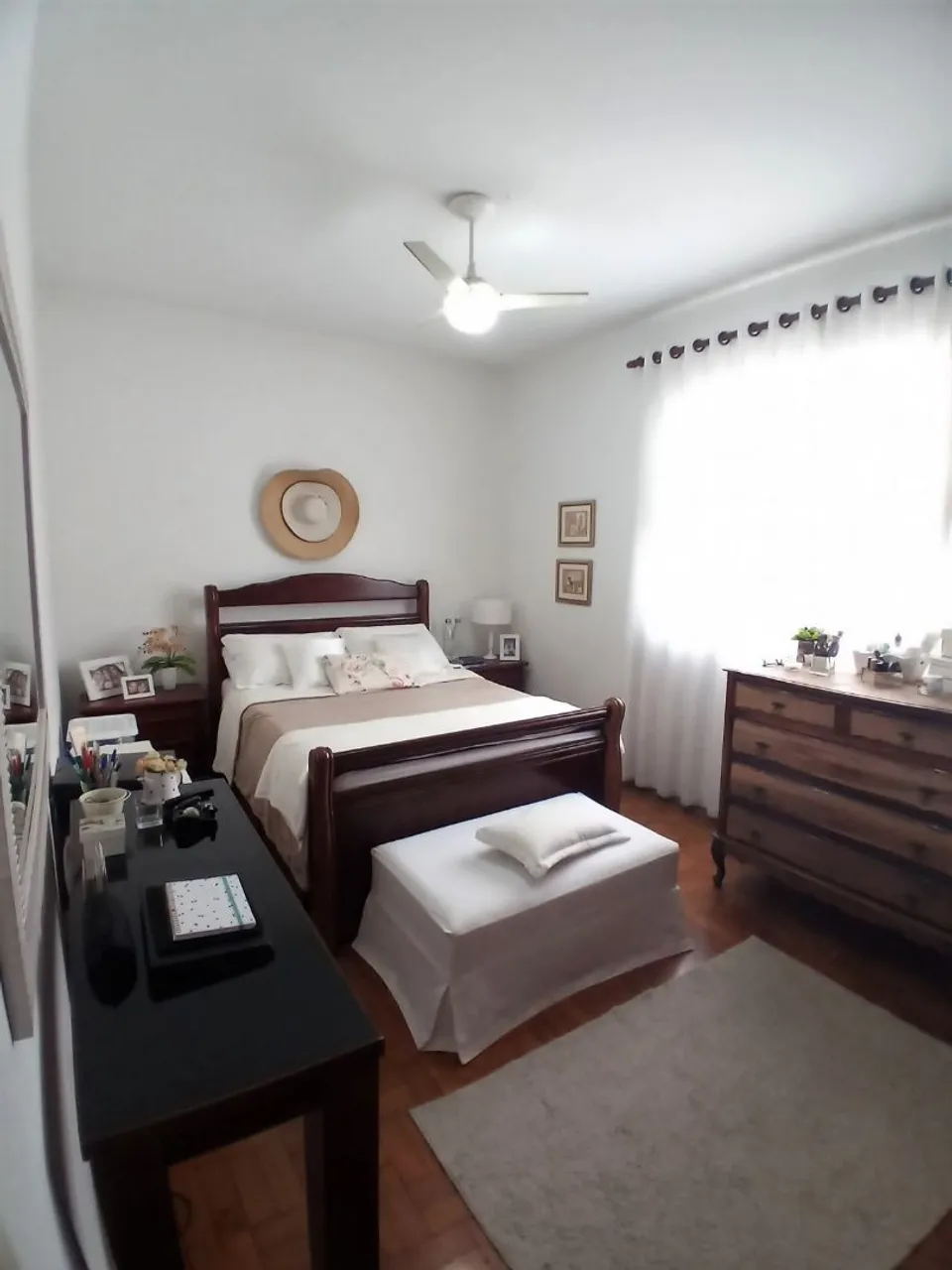 Cama de Madeira Elegante e Confortável