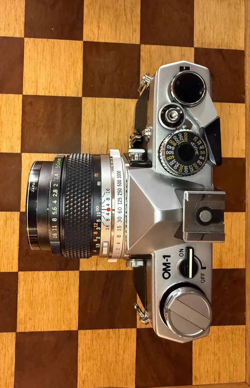 Câmera analógica Olympus Om1 om-1 revisada lente vermelha