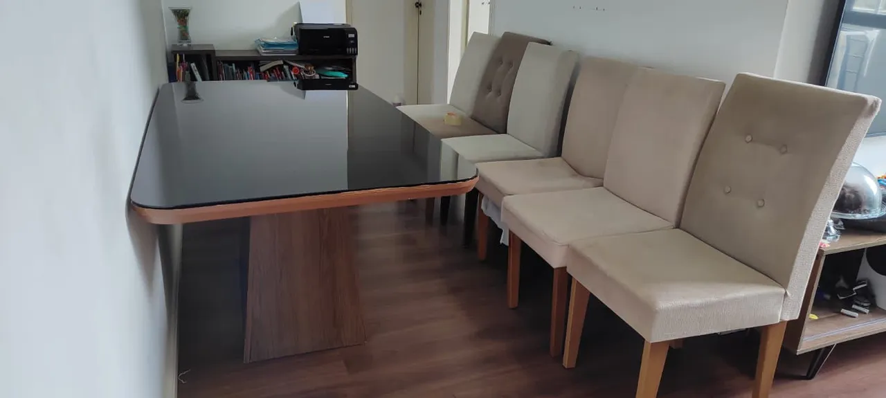 Mesa de jantar com tampo preto