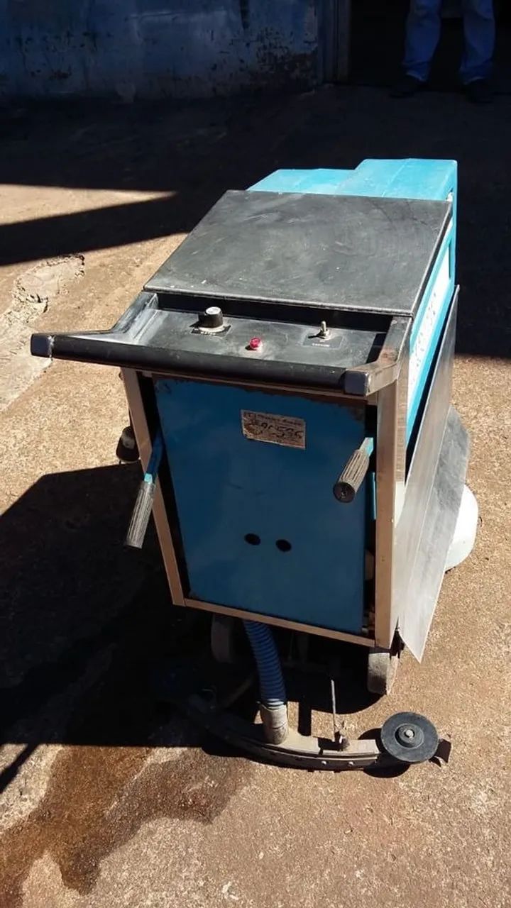 Lavadora de pisos Electrolux funcionando precisa de revisão básica 