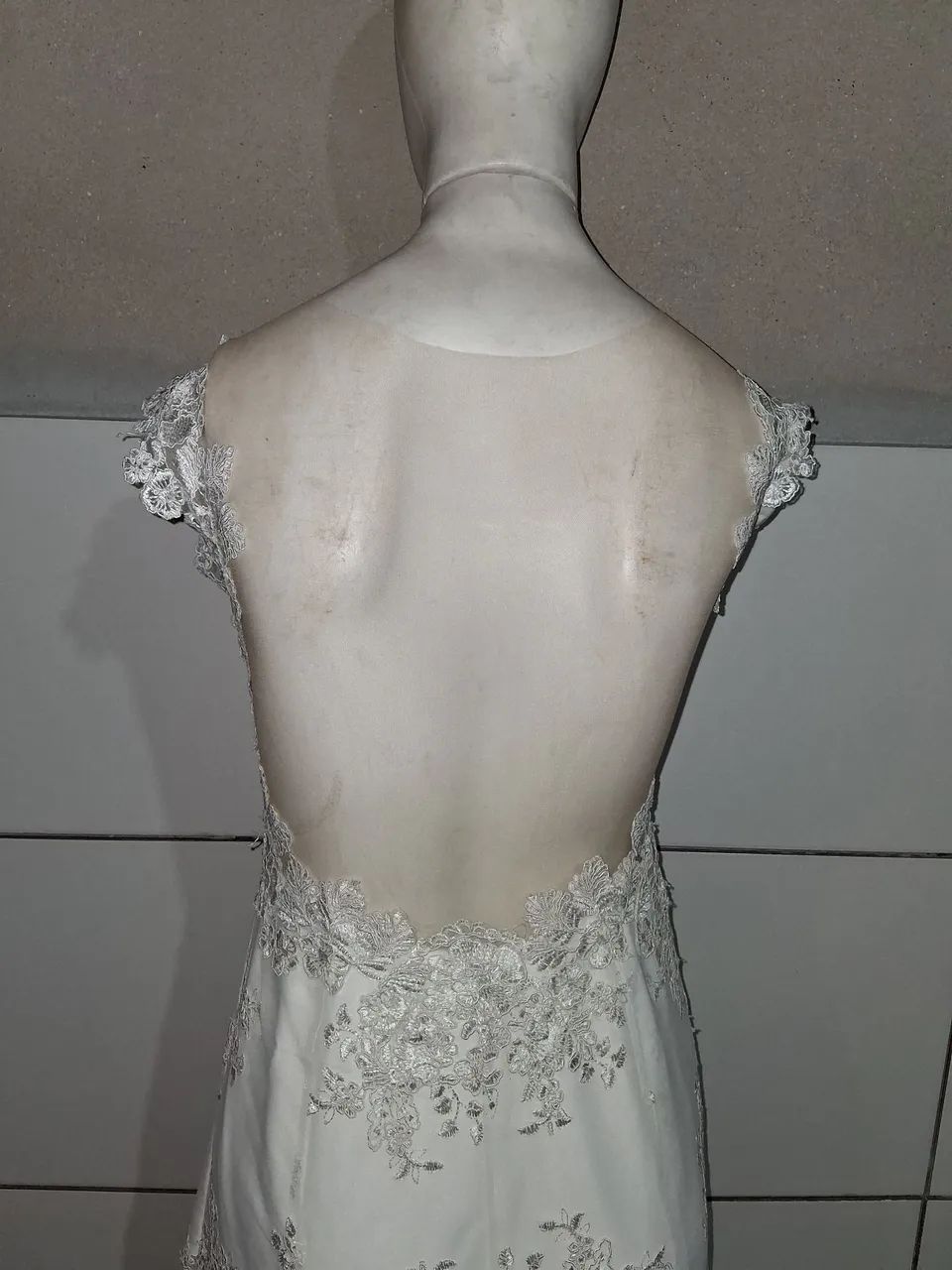 Vestido de noiva elegante com detalhes em renda - Foto 3