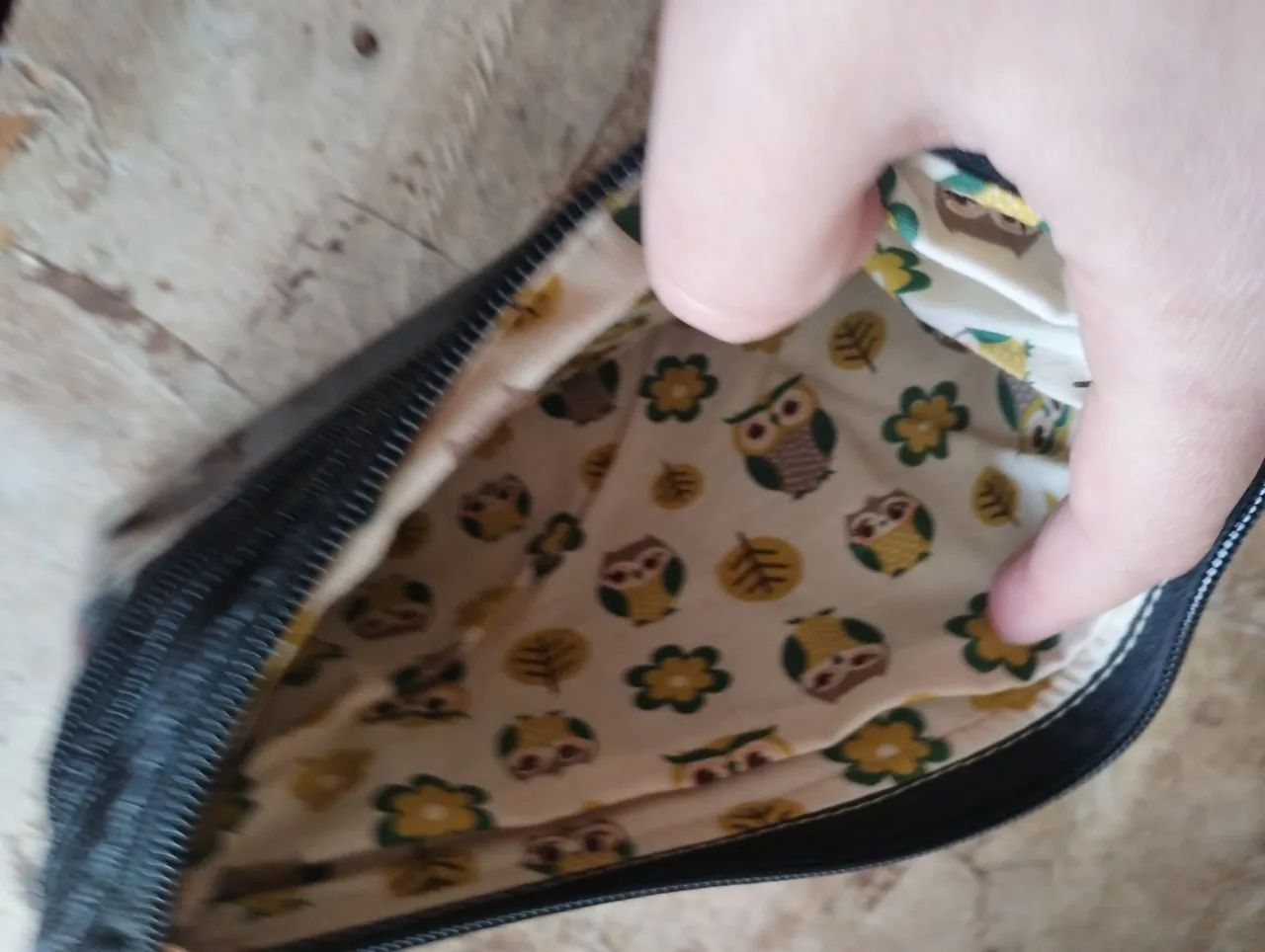 Necessaire Preta. De mão. Com transparência. ARTESANAL. Acompanha dois chaveiros. - Foto 3
