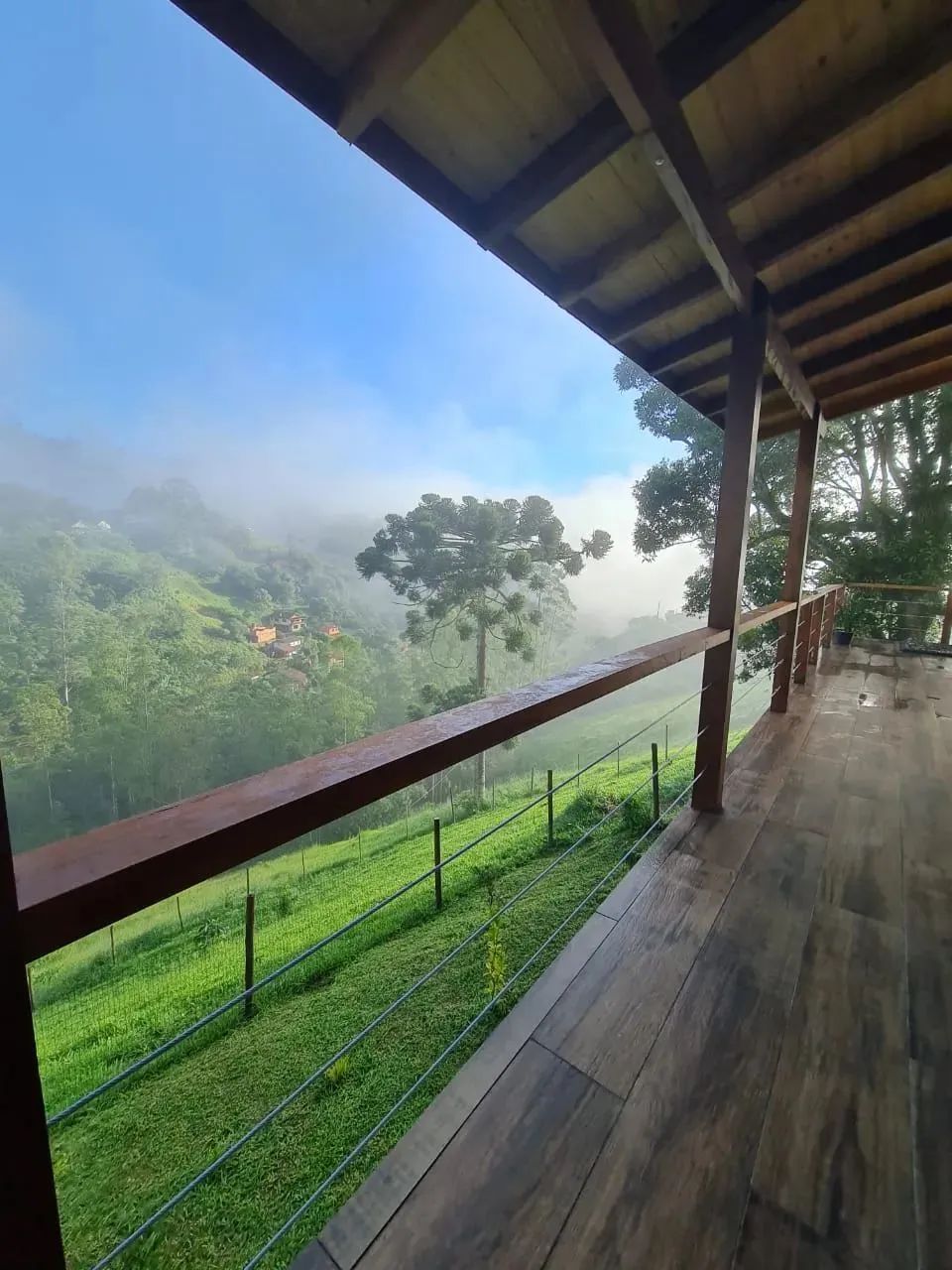 Estilosa casa à venda em Visconde de Mauá, parte alta, vista Pedra Selada, 02 qtos, fino a