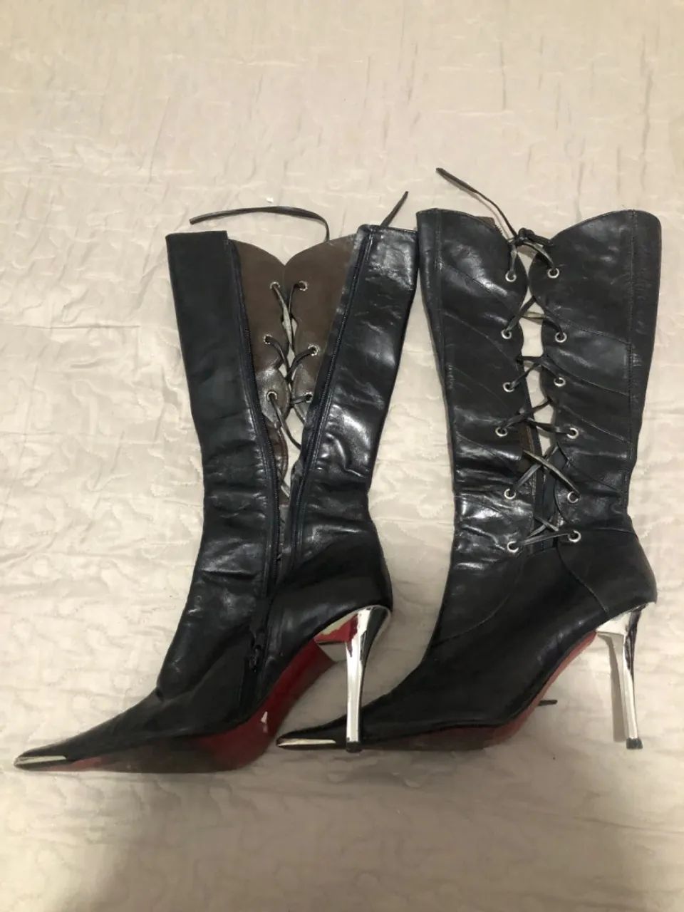 Botas de cano alto pretas com cadarços