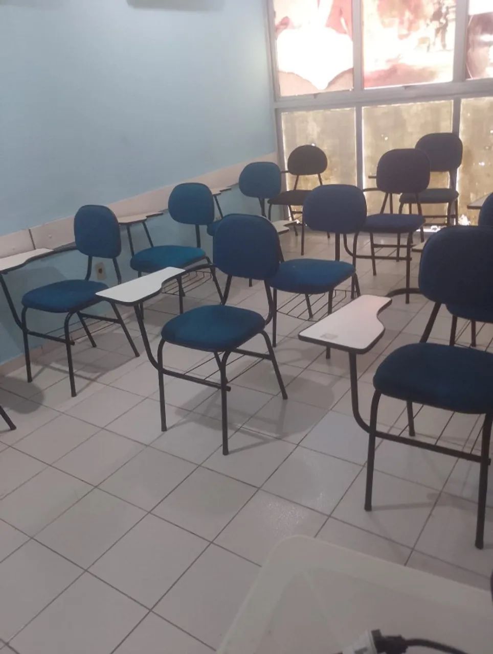 CADEIRAS ESCOLARES USADAS COM APOIO PARA BRAÇO