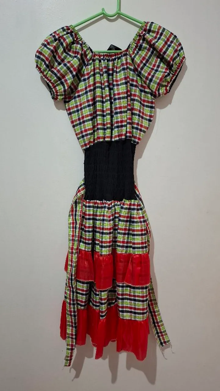 Vestido xadrez com babados