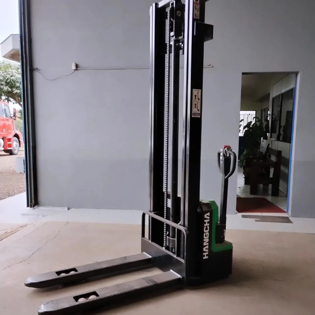 TORRANDO Empilhadeira elétrica patolada NOVA