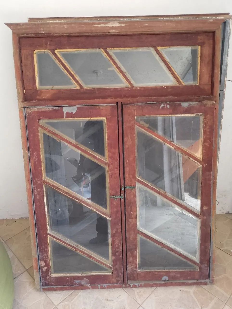 Janela de madeira modelo seteira duas folhas abrindo com bandeira 