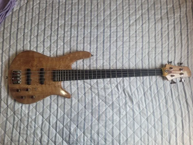 Baixo modelo Fodera 4 cordas (Gerailton Luthier).