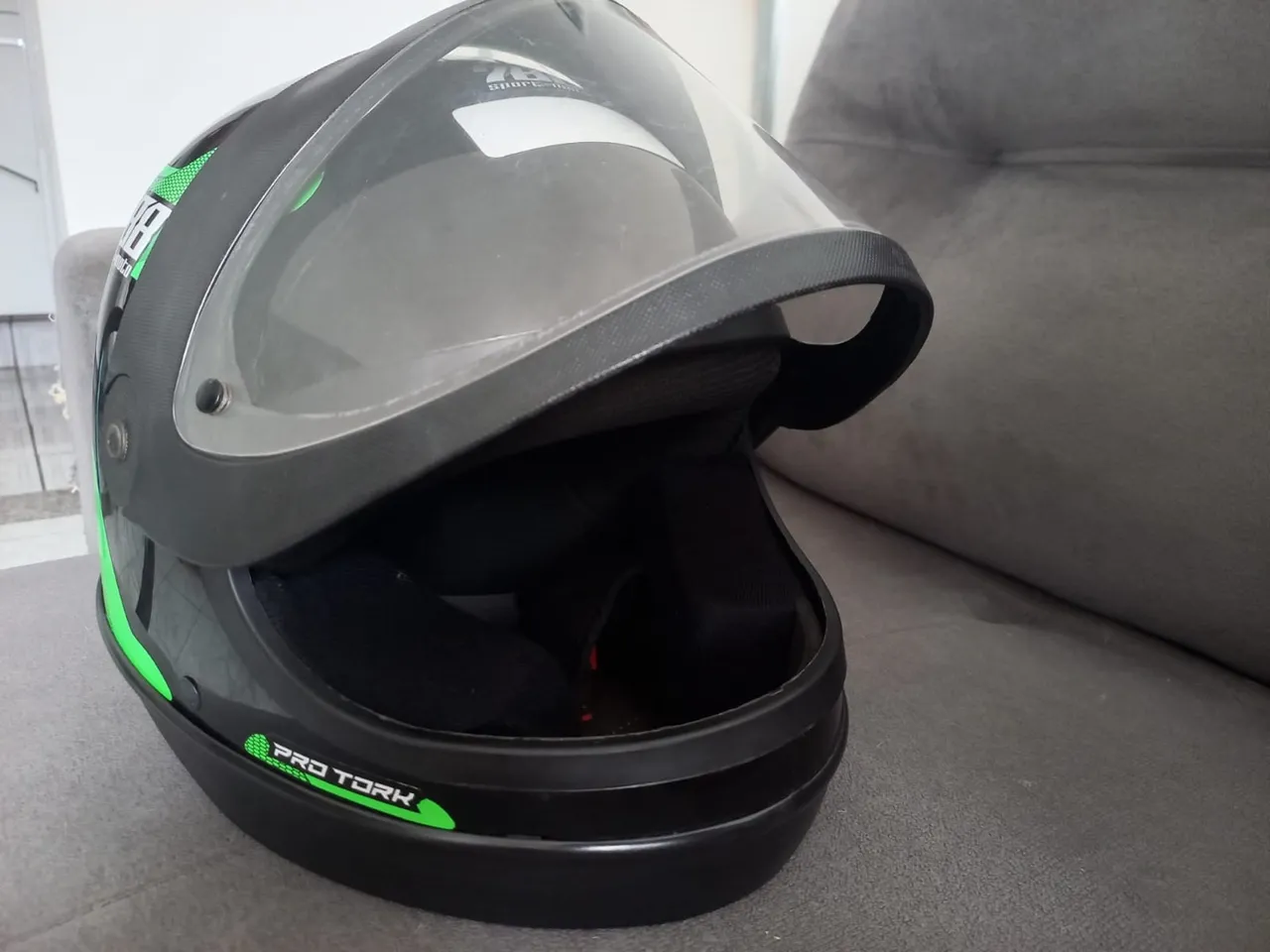 Capacete Pro Tork Preto com detalhes em verde
