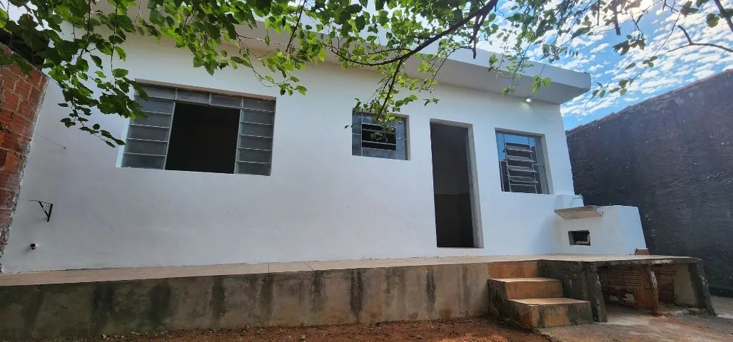 Casa de fundos na VL Fiori com 2 cômodos, banheiro e ótimo quintal privativo.