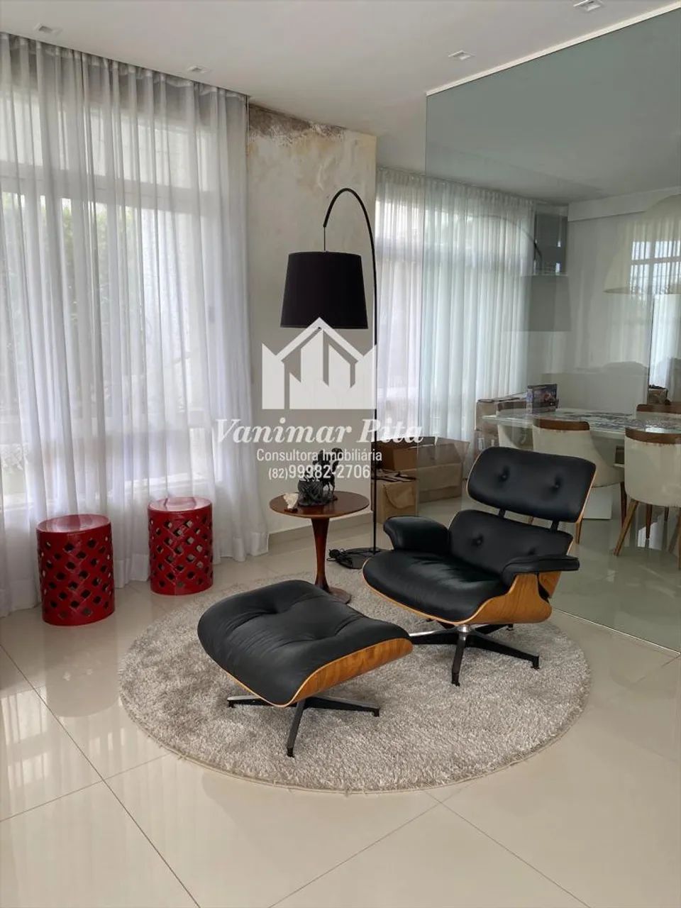 Casa de condomínio para venda tem 470 metros quadrados com 5 quartos