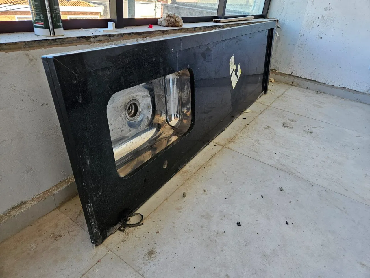 Bancada de Granito São Gabriel (2,00 X 0,60) com Pia Inox