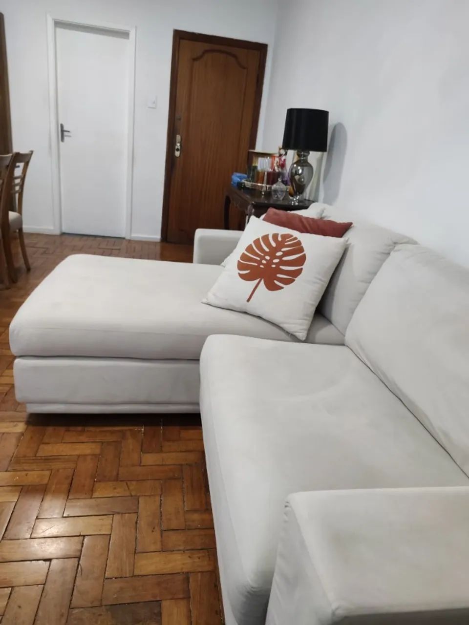 Sofá com chaise usado por poucos meses - Foto 5