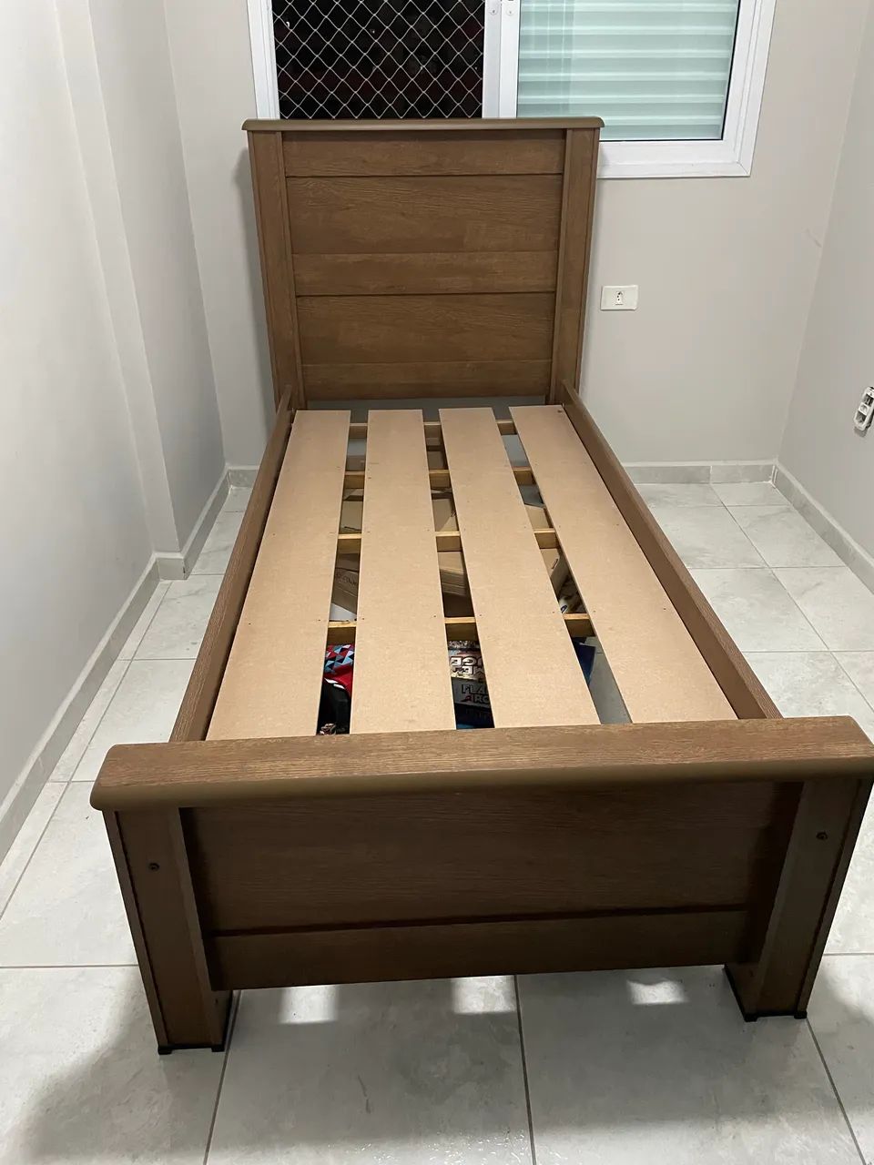 Cama de solteiro e mesa de cabeceira em MDF - Foto 3