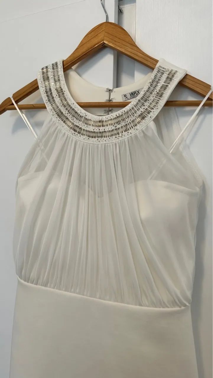 Vestido branco com detalhes em pedrarias