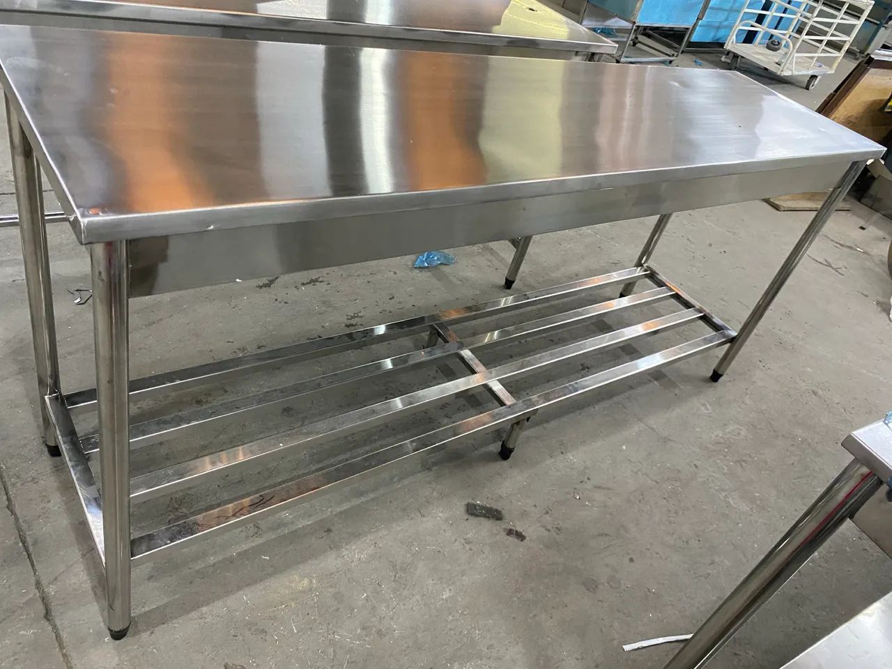 Direto da fábrica: Mesa de centro Inox com prateleira inferior gradeada NOVA