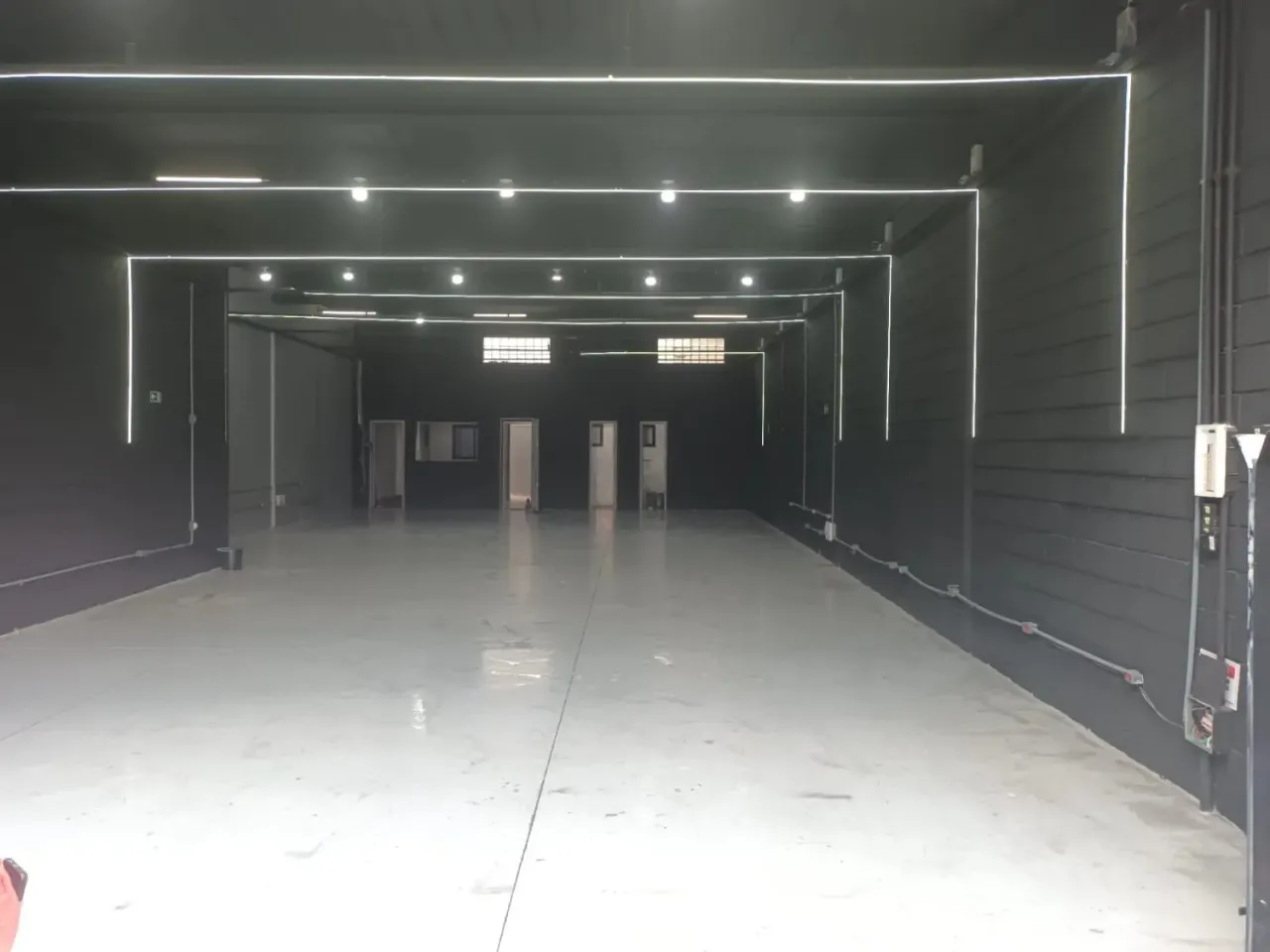 Dois Salões Comerciais para locação, sendo o térreo com 300m² e sobreloja com 50 m²