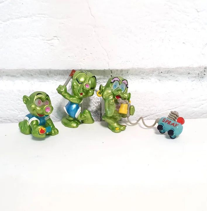 Três miniaturas kinder ovo aliens 