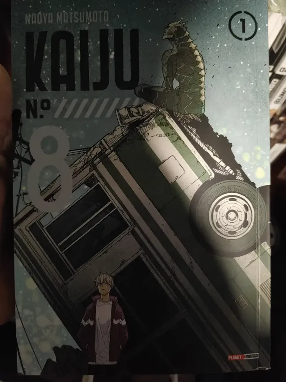 Kaiju N.° 8 - Vol. 1 variante com marca pagina e cartão