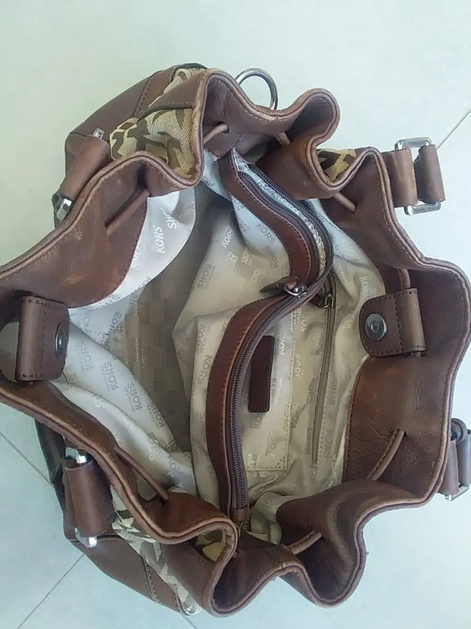 Bolsa original Michael Kors importada de Miami estampa monograma detalhes em couro marrom - Foto 2