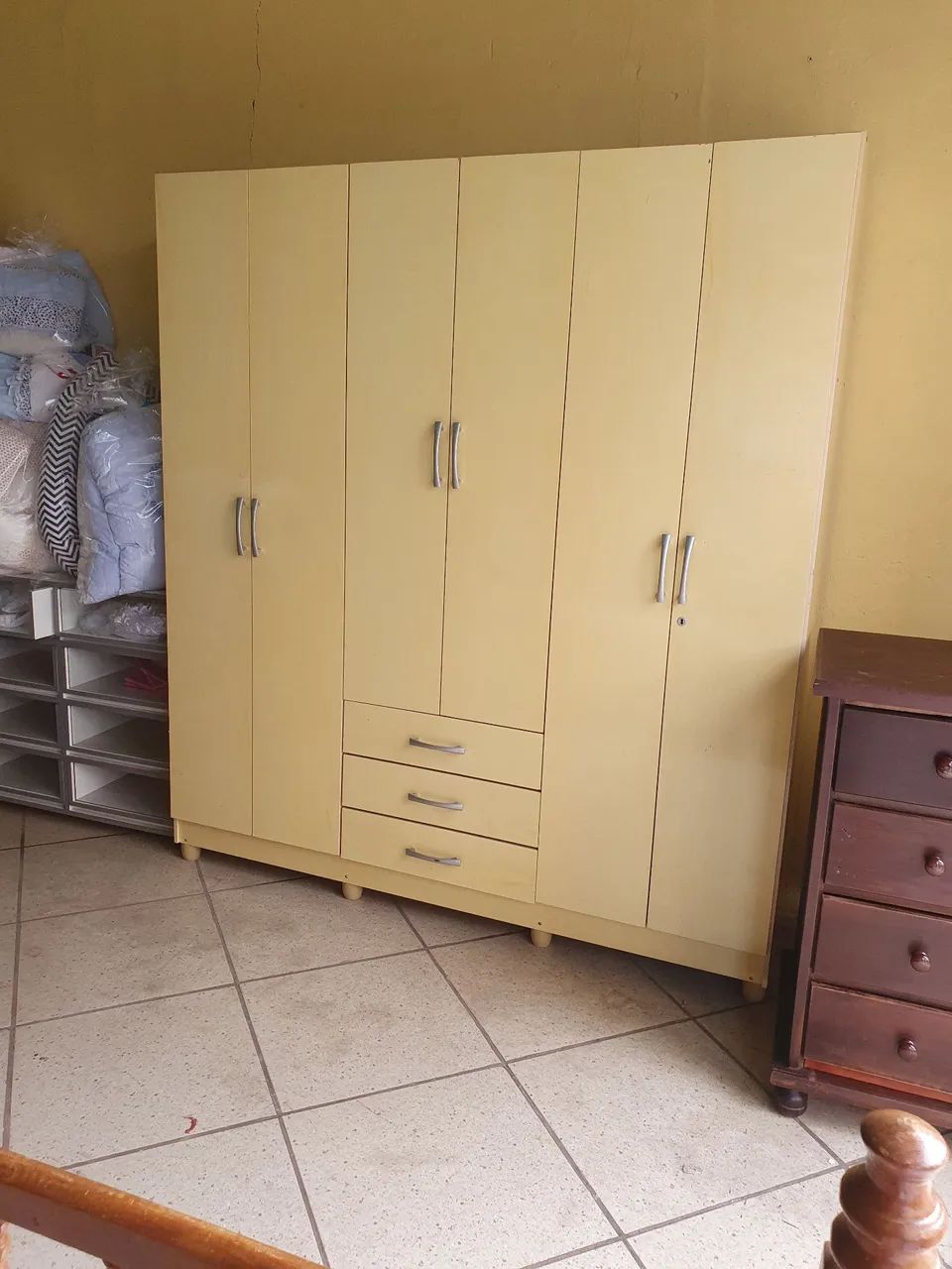 Guarda roupa bem conservado restaurado se quiser mando vídeo (entrego)