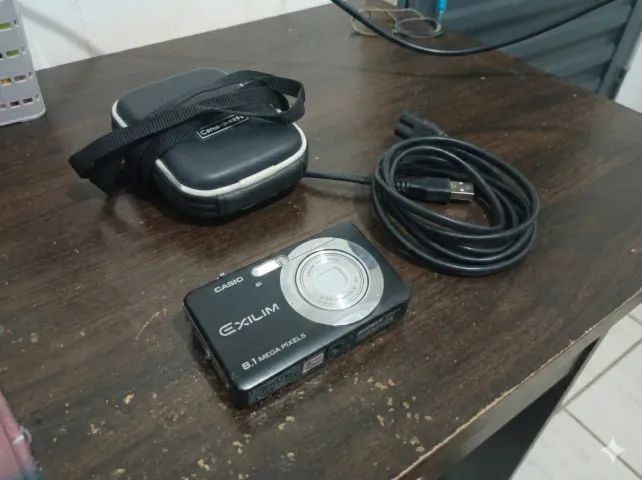 Câmera Digital Casio Exilim 8.1 Mega Pixels - A Estética dos Anos