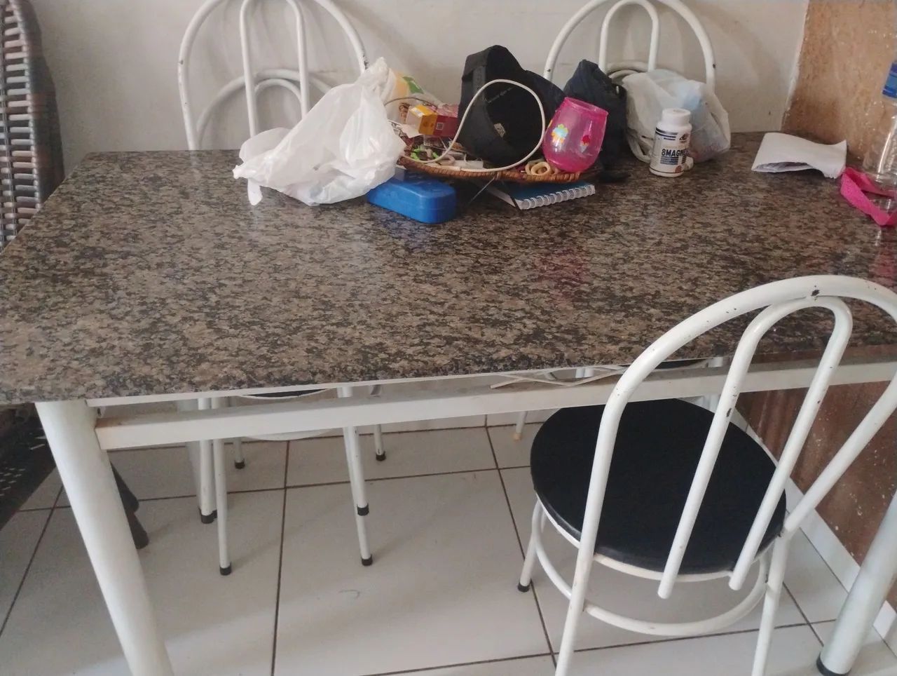 Vendo mesa de mármore com 5 cadeiras 
