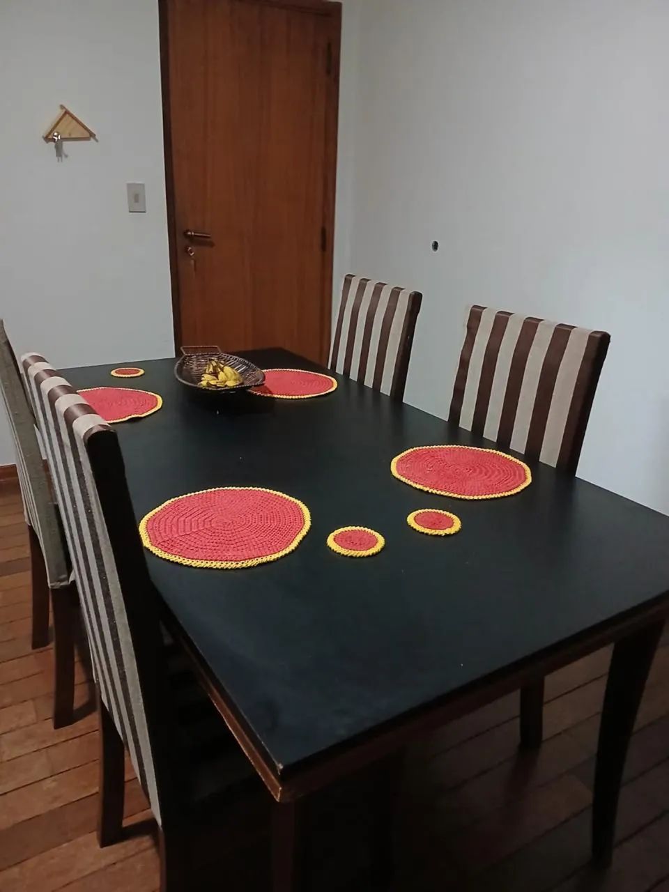 Mesa de Madeira com 4 cadeiras - Tuckmantel  - Foto 2