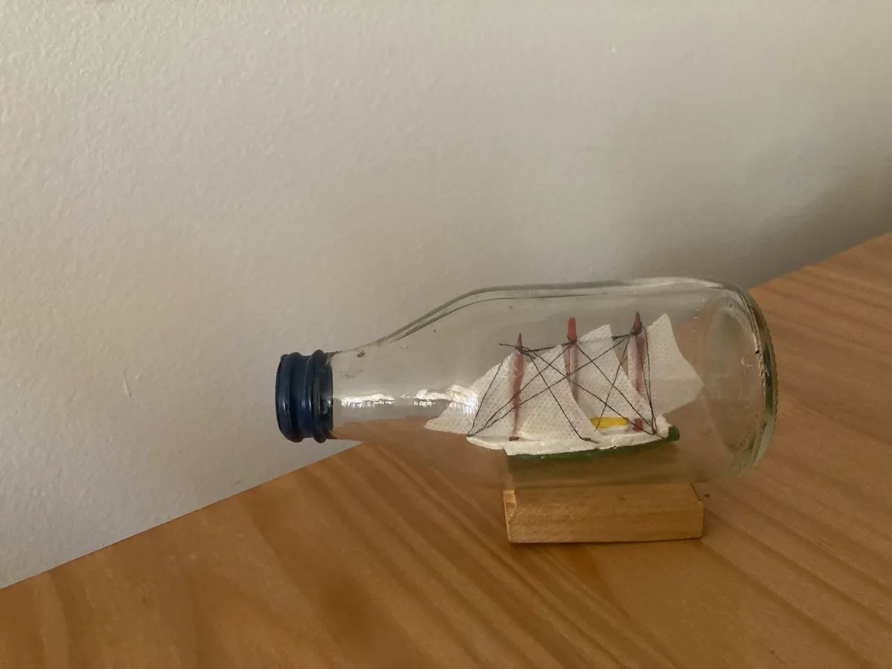 Garrafa de vidro com barco dentro - Foto 3