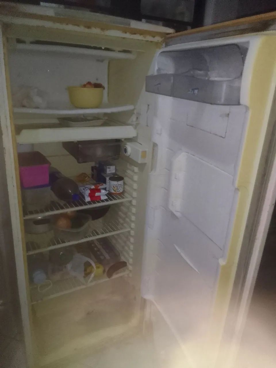 Vendendo geladeira usada com macas de uso 