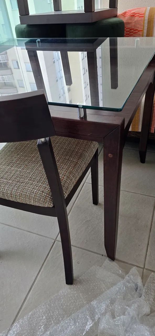 Mesa  de madeira com tampo de vidro e 4 cadeiras estofadas