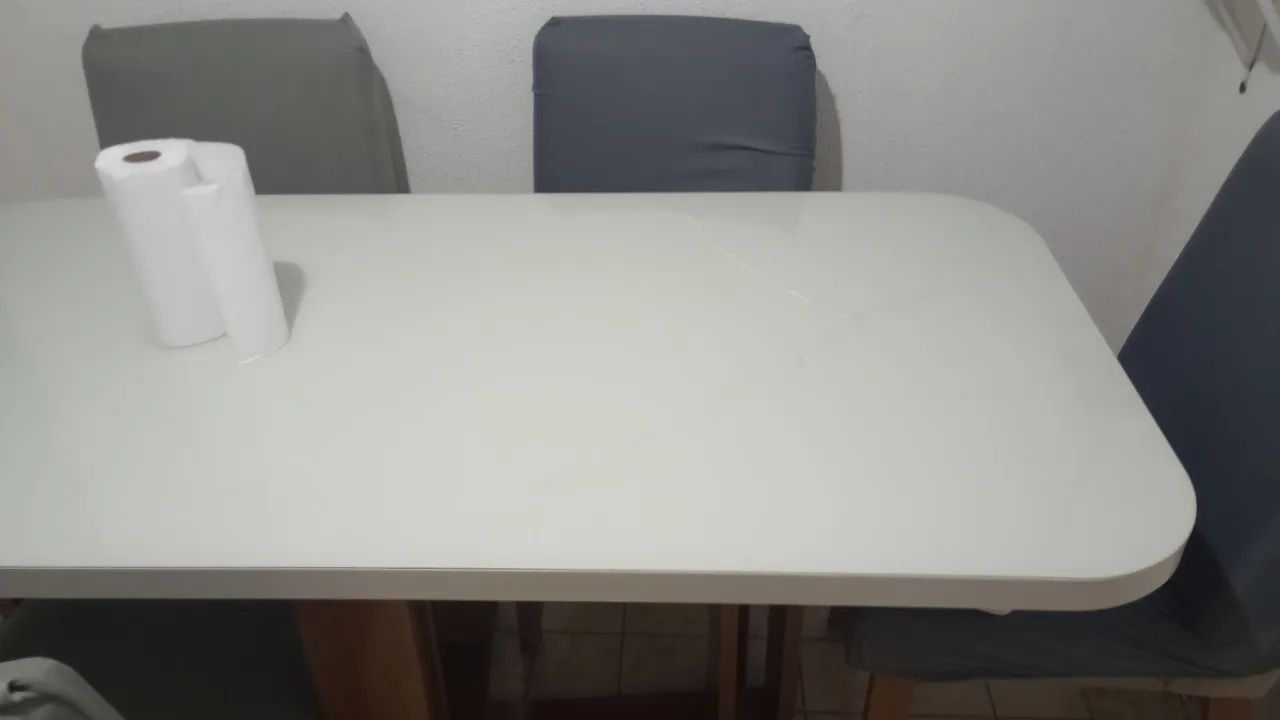 Vendo mesa de seis cadeiras