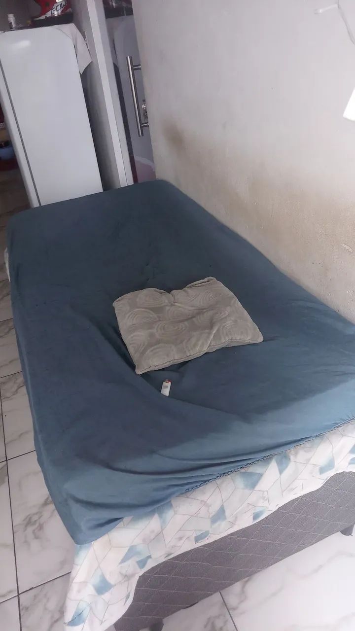 Cama de solteiro com baú, e colchão 