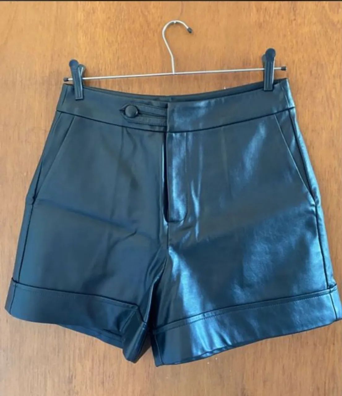 Short em couro PU fosco preto P/M - Foto 2