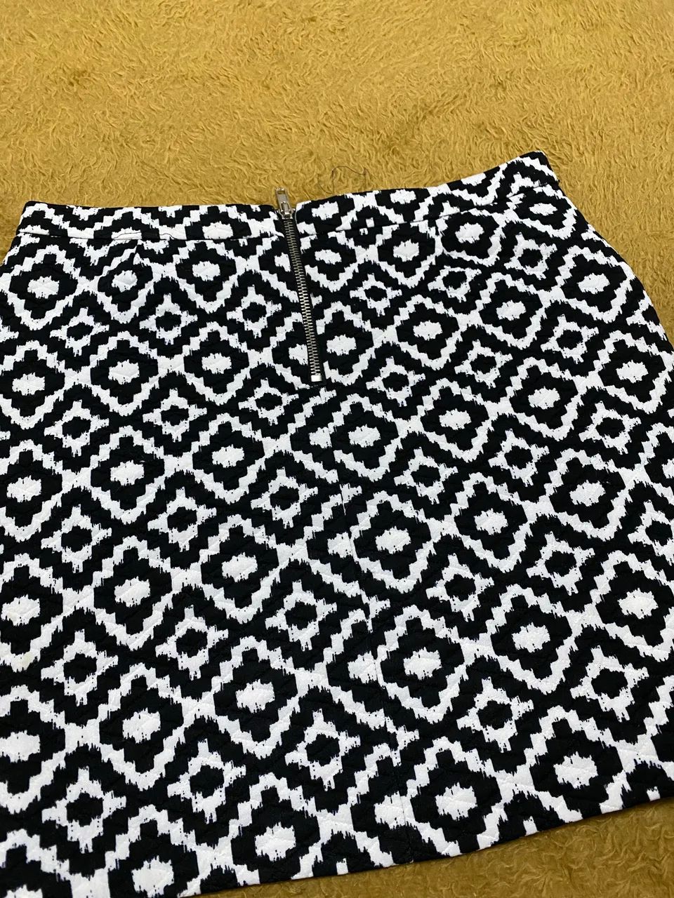 Mini saia com estampa em preto e branco 